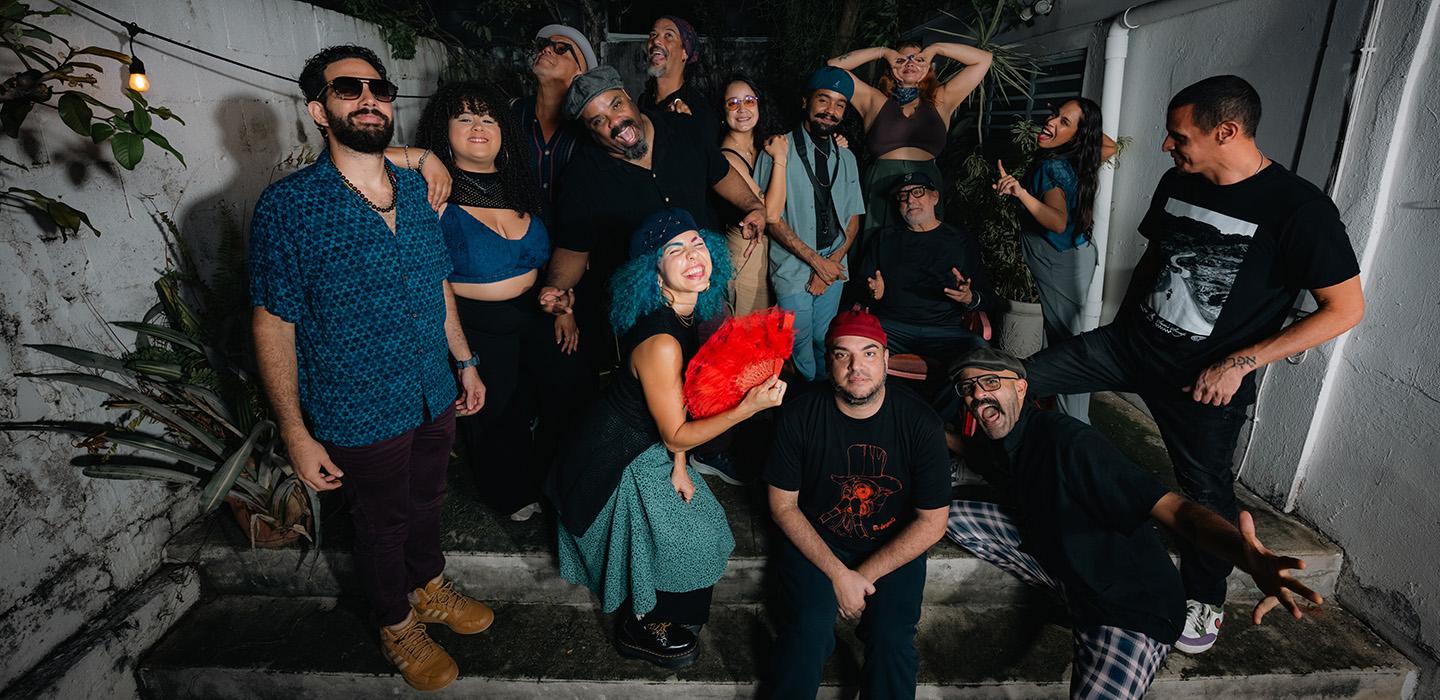 Band El Laberinto del Coco sits on steps.
