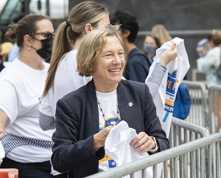 Provost Ann E. Cudd handing out T-shirts during I Love Pitt Day