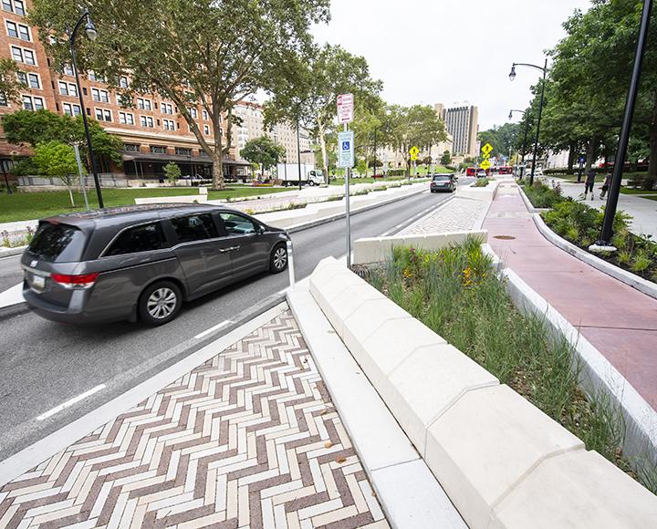 Cars passing by on Bigelow Boulevard