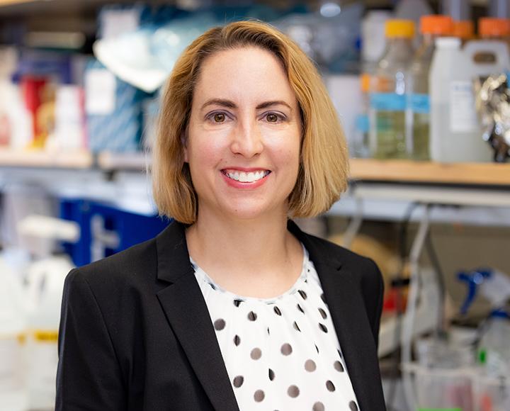 Amy Hartman portrait in lab