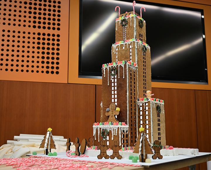 Gingerbread model of the Cathedral of Learning with gingerbread men placed around it.