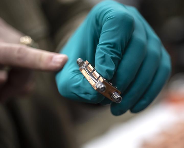 A metallic light filter for a quantum computer.