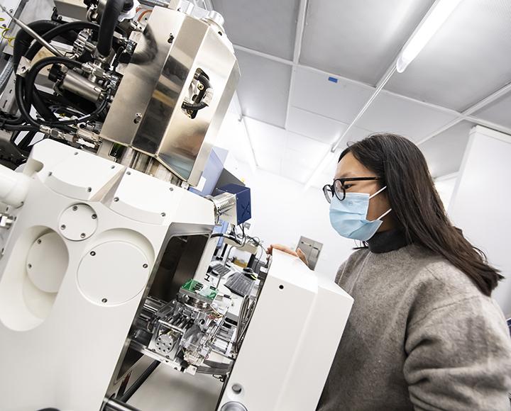 Dengyu Yang showing components of scanning electron microscope