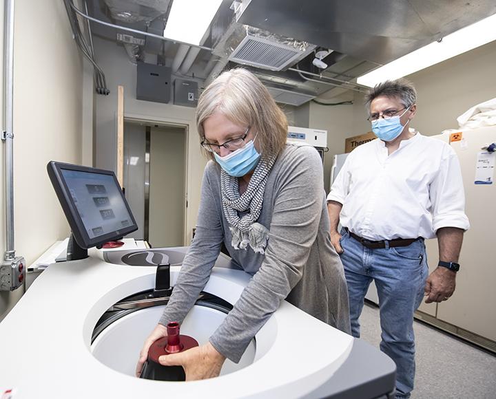 Deborah Jacobs-Sera and Graham Hatfull using an ultracentrifuge machine