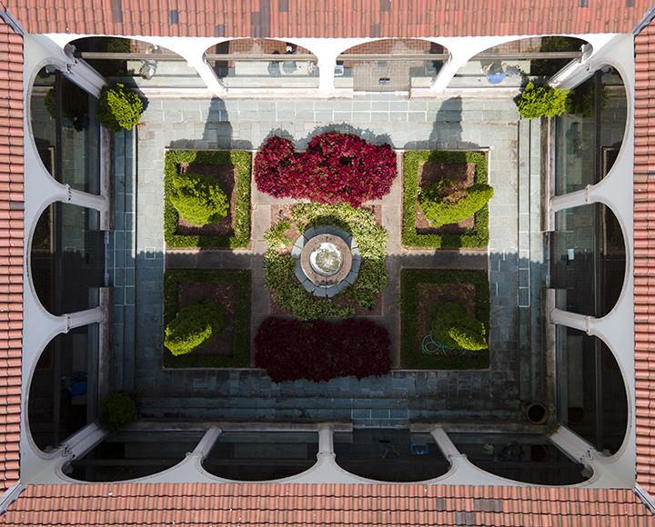 A bird's-eye view of a courtyard.