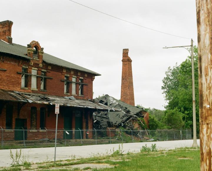 Doyen's photograph of a dilapidated building.