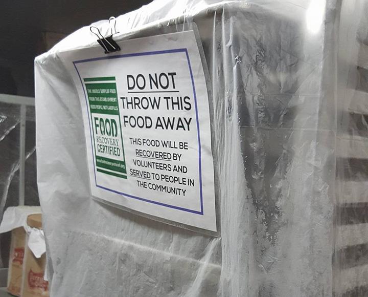 Sign that says "Do not throw away this food, this food will be recovered by volunteers and served to people in the community""