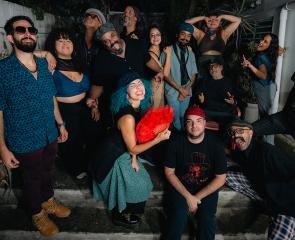 Band El Laberinto del Coco sits on steps.