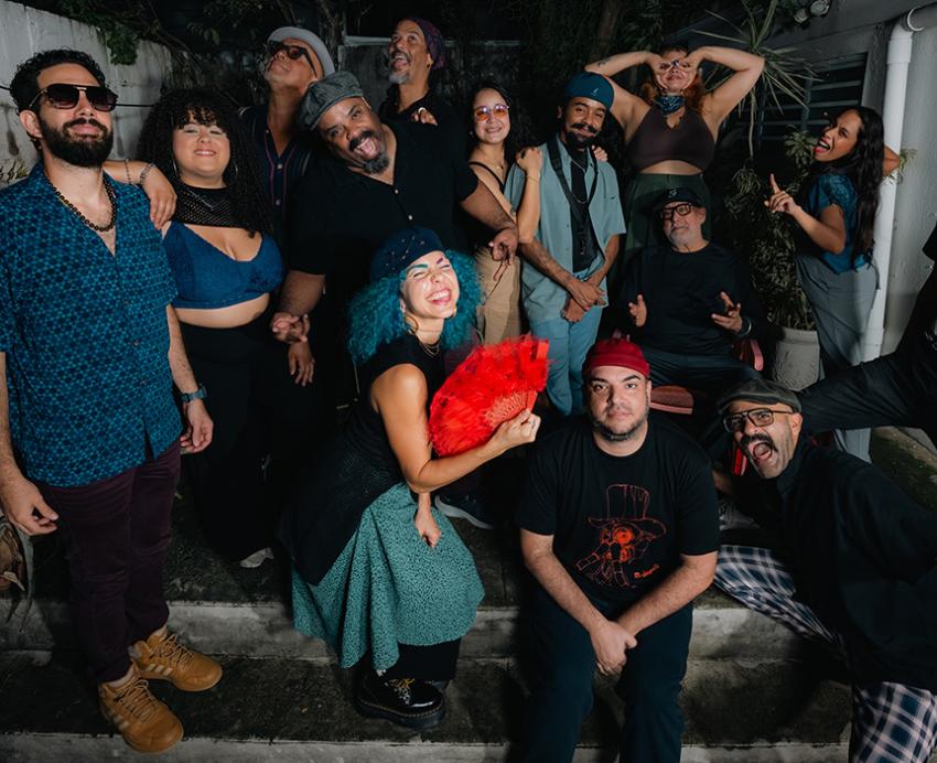 Band El Laberinto del Coco sits on steps.