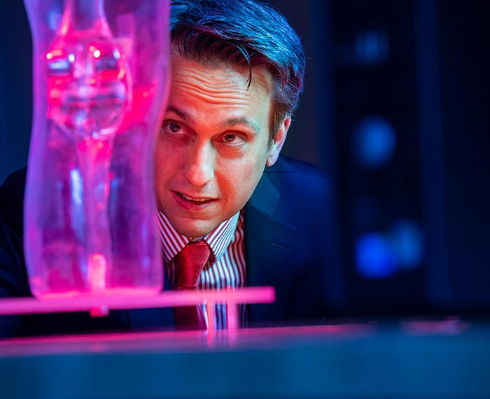 Sejdić looks into a glowing piece of glass