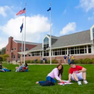 Pitt-Greensburg students on lawn